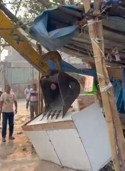 सुंदर नगरी, दिलशाद कॉलोनी, भजनपुरा व करावल नगर में MCD का चला बुलडोजर ; सड़क किनारे अतिक्रमण व अस्थायी खोखे हटाए