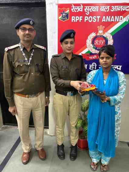 ऑपरेशन अमानत: आनंद विहार आरपीएफ ने यात्री को सुरक्षित लौटाया करीब 50 हजार का सामान