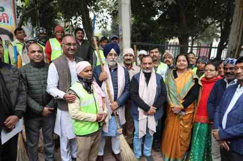 मेयर राजा इक़बाल सिंह ने यमुनापार के गोकलपुर ड्रेन का निरीक्षण किया