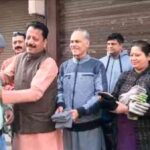 अटल जयंती पर मजदूरों के बीच गर्म वस्त्र वितरित कर पूर्व महापौर श्याम सुंदर अग्रवाल ने दिया सेवा का संदेश