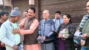 अटल जयंती पर मजदूरों के बीच गर्म वस्त्र वितरित कर पूर्व महापौर श्याम सुंदर अग्रवाल ने दिया सेवा का संदेश