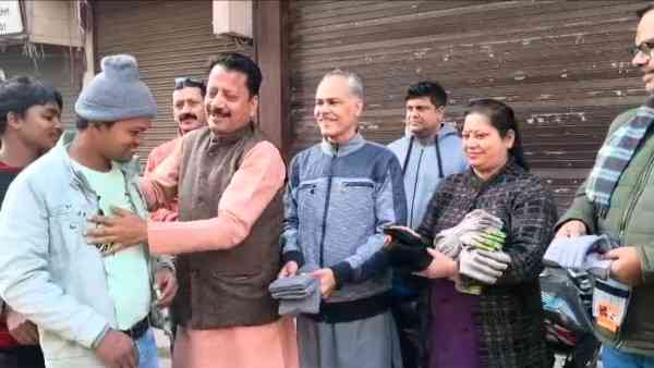 अटल जयंती पर मजदूरों के बीच गर्म वस्त्र वितरित कर पूर्व महापौर श्याम सुंदर अग्रवाल ने दिया सेवा का संदेश