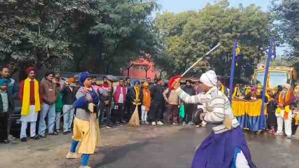 गुरु गोविंद सिंह के प्रकाश पर्व पर त्रिलोकपुरी में निकला भव्य नगर कीर्तन, हिंदू मुस्लिम सिख एकता की दिखी मिसाल