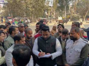 त्रिलोकपूरी विधायक रविकांत की अनोखी पहल, अधिकारियों के साथ घर-घर पहुंचकर सुनीं जनता की समस्याएं