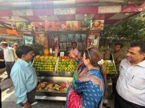 पटपड़गंज में जूस की दुकानों का पार्षद रेनू चौधरी नें किया निरीक्षण, नियम नहीं मानने पर सील करने की चेतावनी