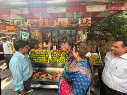 पटपड़गंज में जूस की दुकानों का पार्षद रेनू चौधरी नें किया निरीक्षण, नियम नहीं मानने पर सील करने की चेतावनी