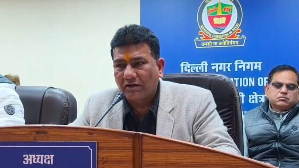 DC की गिरफ्तारी के बाद भी नहीं सुधरा MCD का भवन विभाग, 12 लाख मांगने की शिकायत पर चेयरमैन रामकिशोर शर्मा ने AE और JE की लगाई फटकार